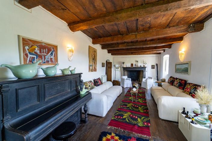 Image No.8-6 Bed Property for sale