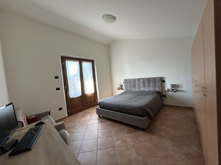 Image No.7-5 Bed Property for sale