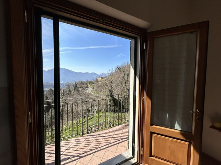 Image No.8-5 Bed Property for sale