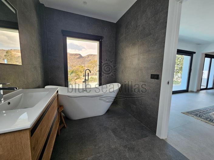 Image No.9-4 Bed Villa / Detached for sale