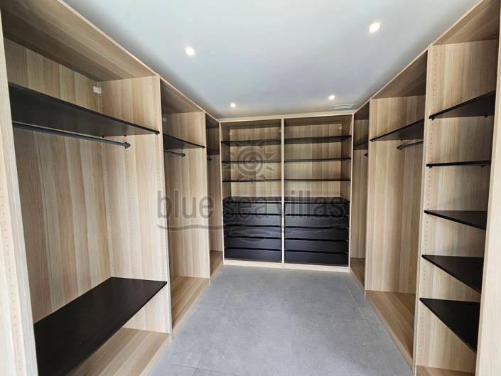 Image No.15-4 Bed Villa / Detached for sale