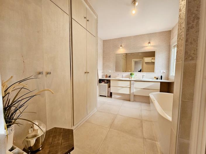 Image No.42-9 Bed Villa / Detached for sale