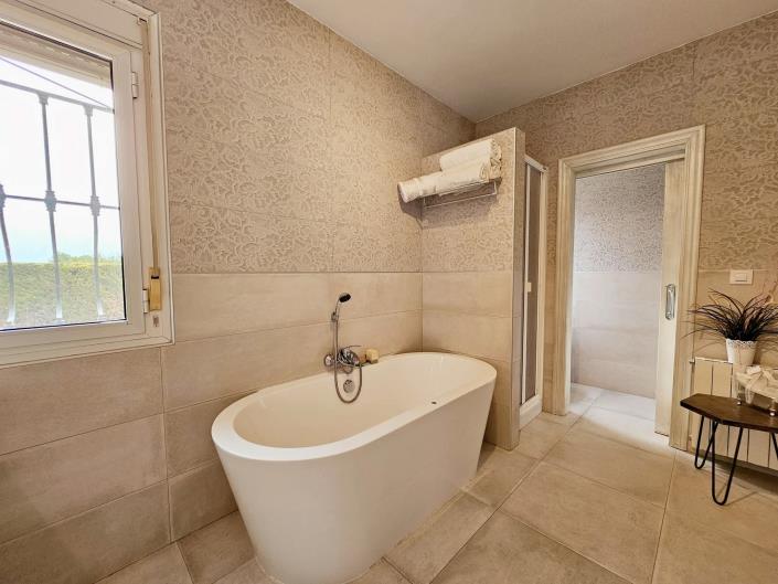 Image No.43-9 Bed Villa / Detached for sale