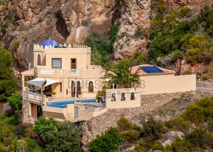 Image No.2-4 Bed Villa / Detached for sale