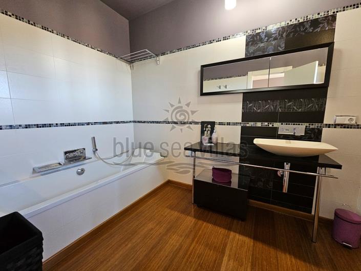 Image No.53-4 Bed Villa / Detached for sale