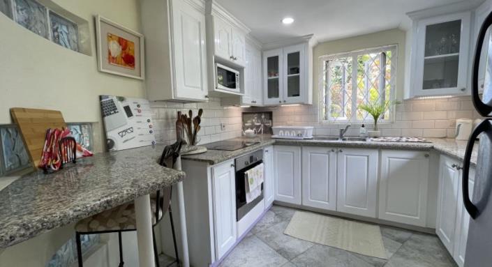 Image No.11-3 Bed House for sale