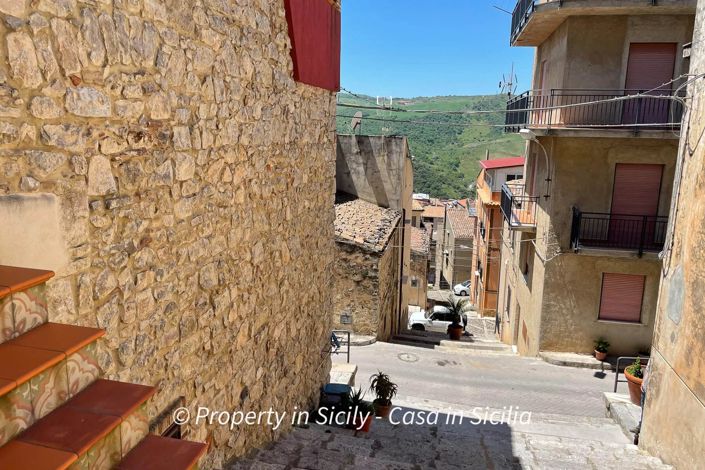 Image No.12-2 Bed House for sale