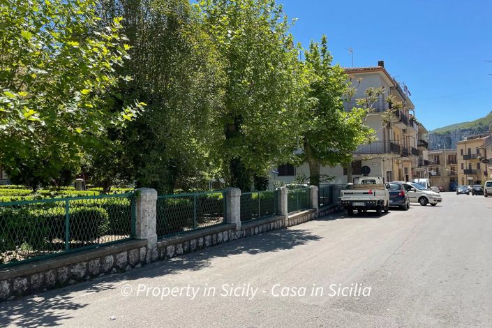 Image No.24-2 Bed House for sale