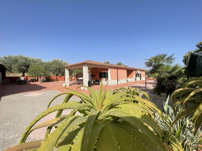 Image No.1-4 Bed House for sale
