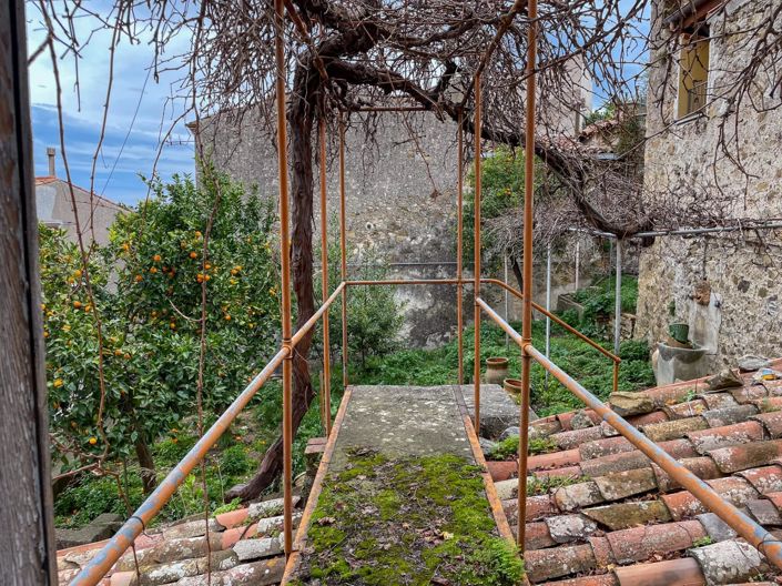 Image No.8-7 Bed House for sale