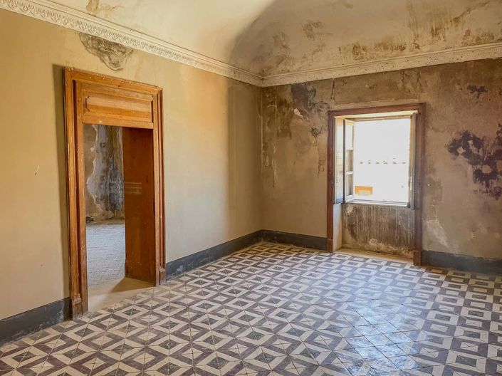 Image No.5-5 Bed House for sale