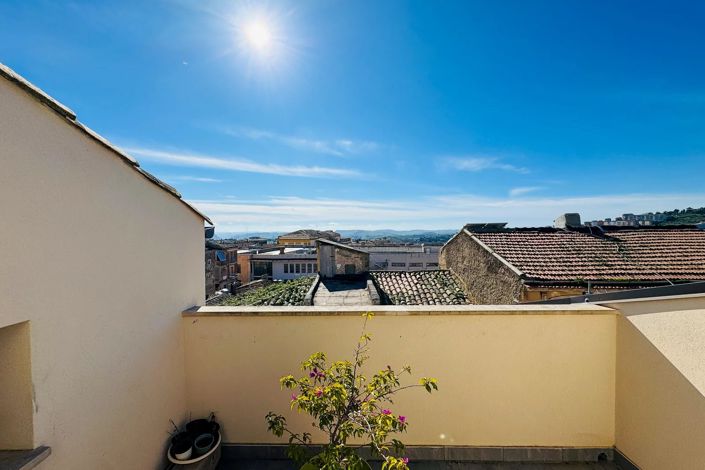 Image No.1-5 Bed Property for sale