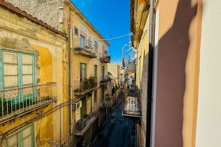 Image No.24-5 Bed Property for sale