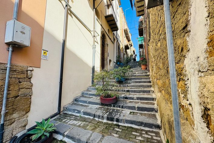 Image No.3-5 Bed Property for sale