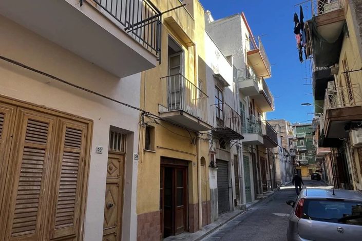 Image No.1-2 Bed House for sale