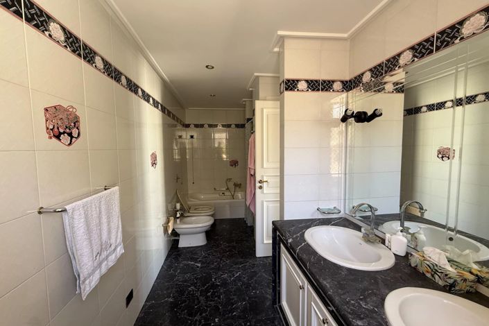 Image No.30-5 Bed Villa for sale