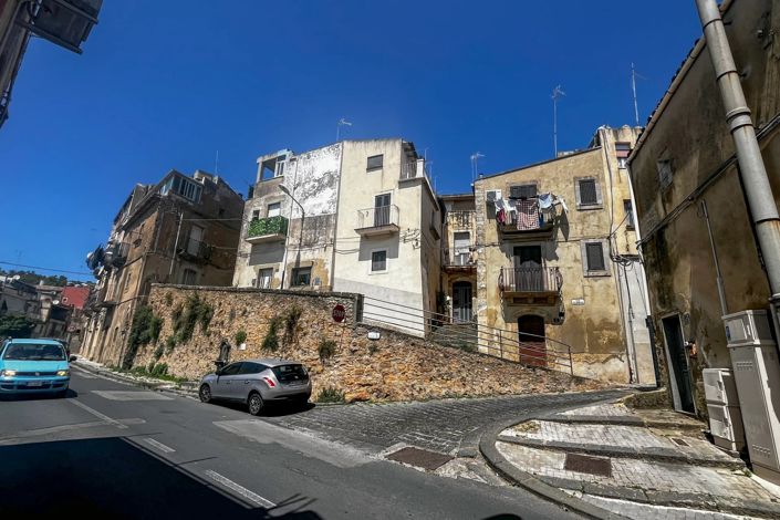 Image No.20-1 Bed House for sale