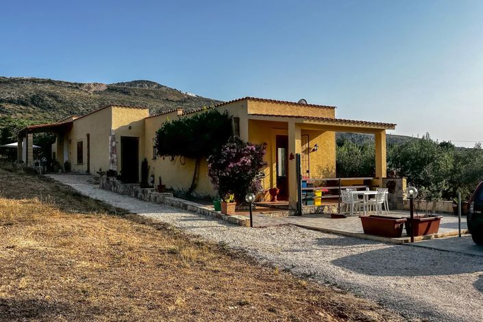 Image No.1-4 Bed House for sale
