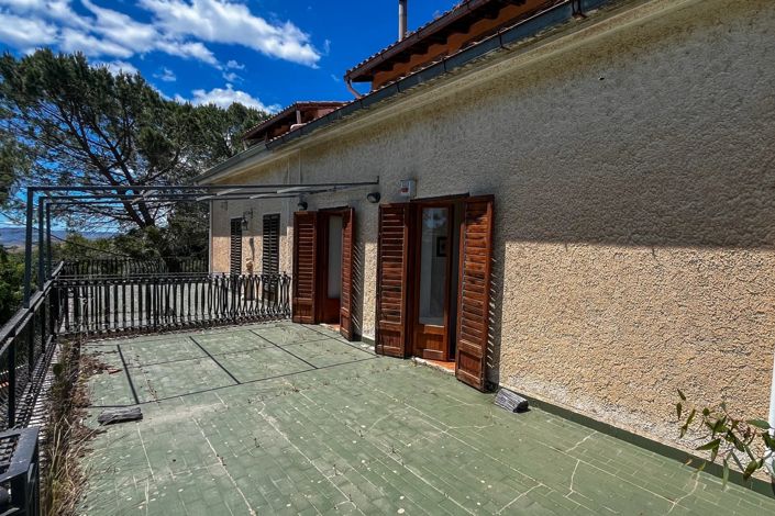 Image No.2-4 Bed House for sale