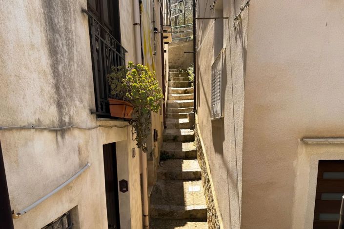 Image No.17-1 Bed House for sale