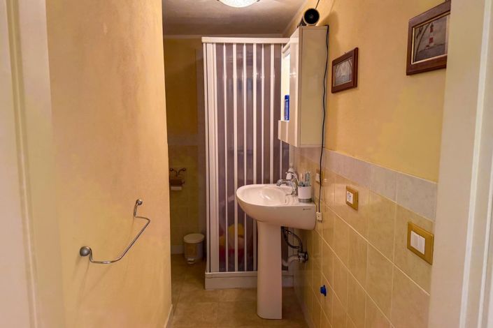 Image No.8-2 Bed House for sale