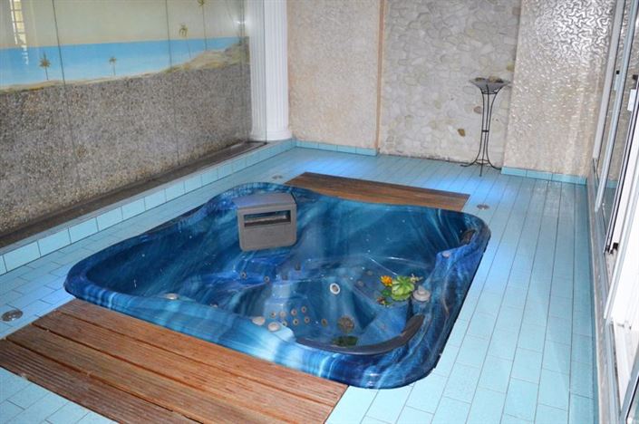 Image No.11-18 Bed Commercial for sale