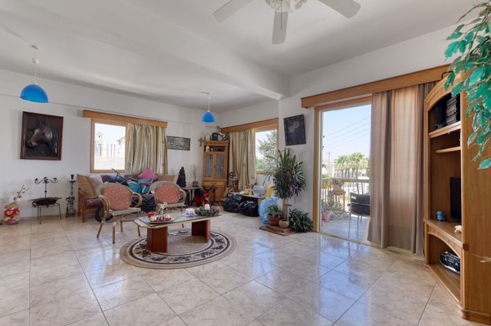 Image No.5-6 Bed Commercial for sale