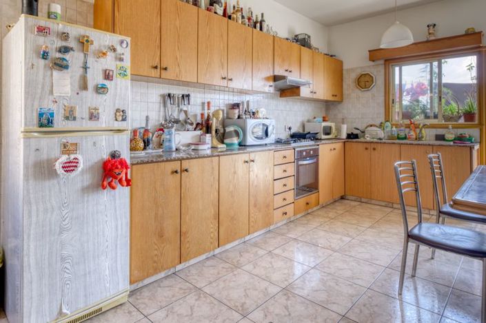 Image No.6-6 Bed Commercial for sale