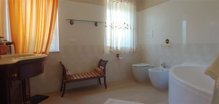 Image No.25-4 Bed House for sale