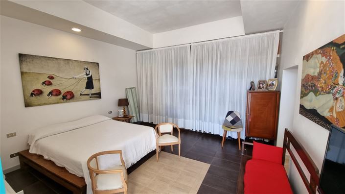 Image No.22-4 Bed House for sale