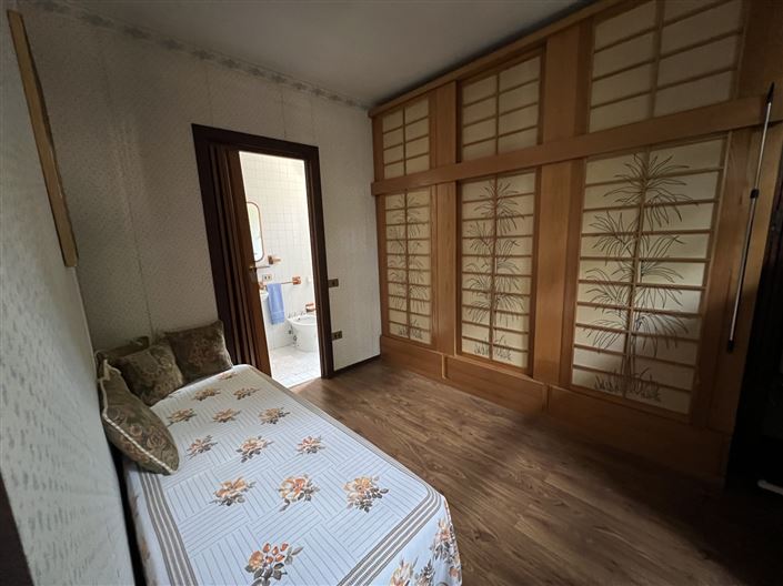 Image No.8-5 Bed House for sale