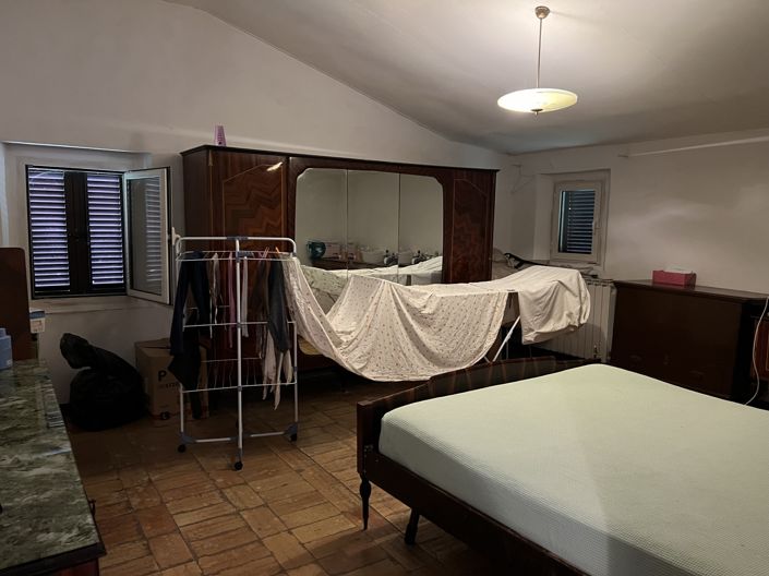 Image No.10-3 Bed House for sale