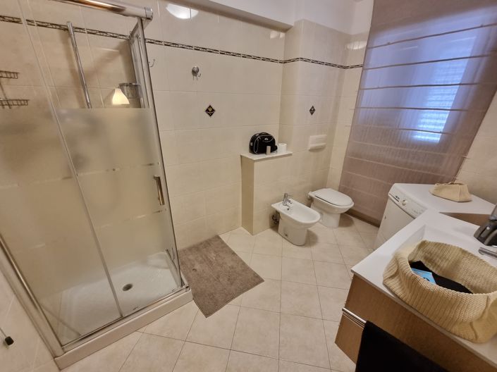 Image No.9-4 Bed House for sale