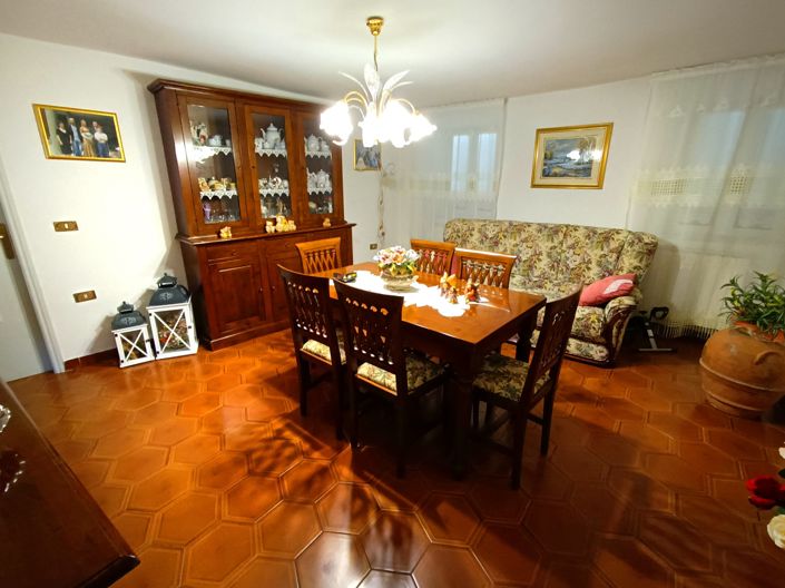 Image No.7-5 Bed House for sale