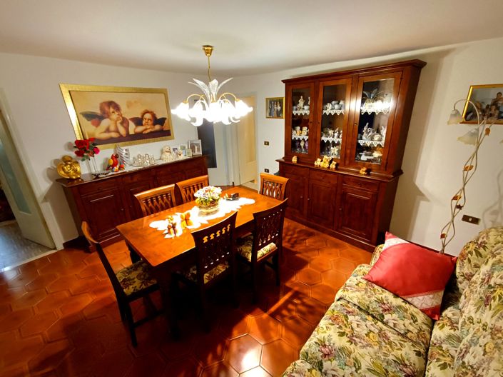 Image No.8-5 Bed House for sale