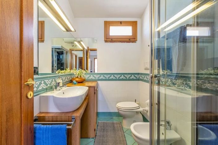 Image No.26-10 Bed House for sale