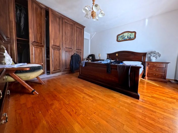 Image No.30-5 Bed House for sale