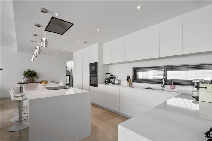 Image No.17-6 Bed House for sale