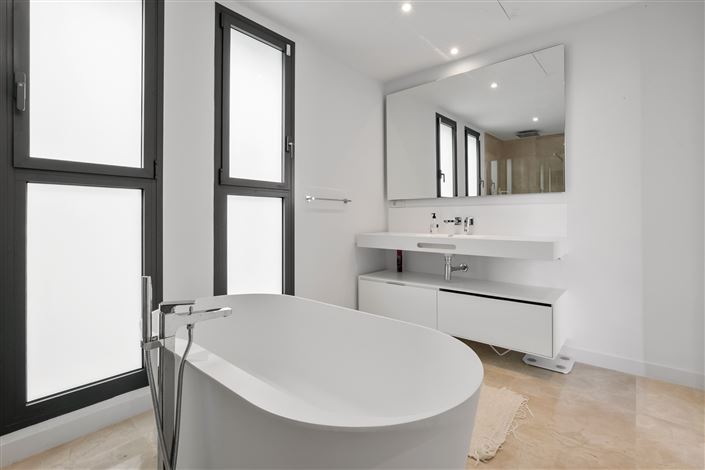 Image No.22-6 Bed House for sale