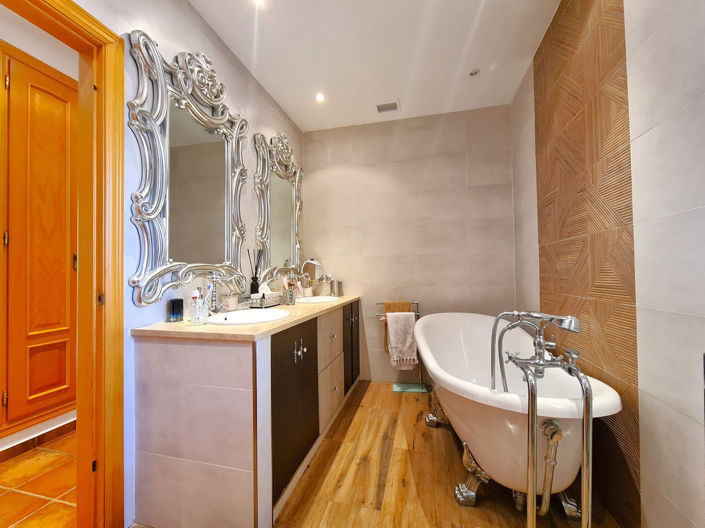 Image No.8-3 Bed House for sale