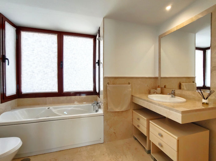 Image No.6-4 Bed House for sale