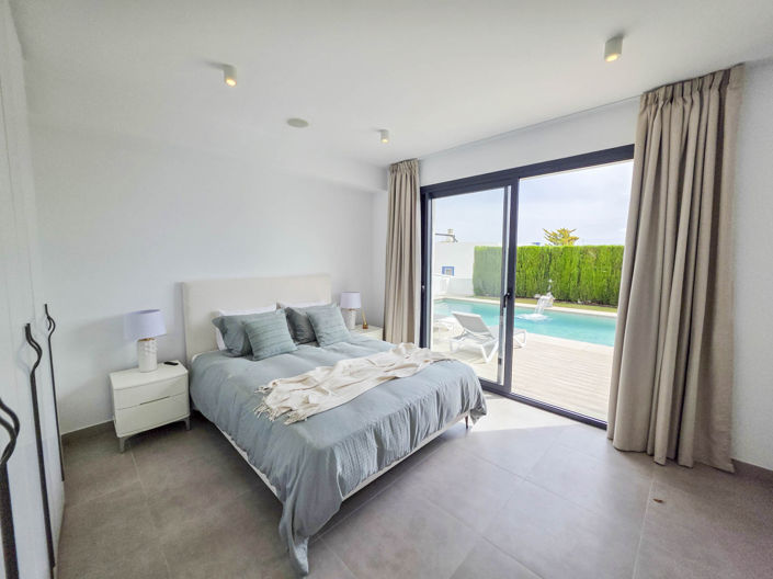 Image No.6-4 Bed House for sale