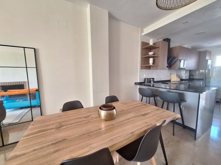 Image No.10-2 Bed Property for sale