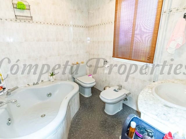 Image No.10-4 Bed Townhouse for sale