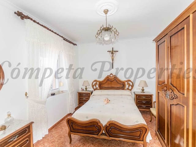 Image No.14-3 Bed Townhouse for sale