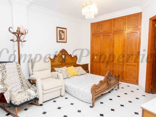 Image No.10-8 Bed Townhouse for sale