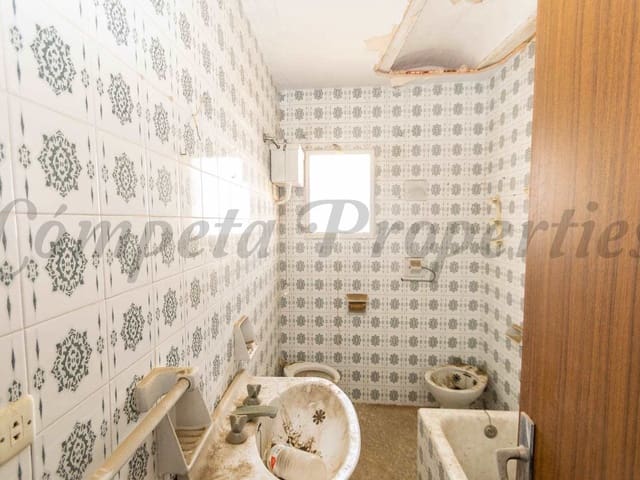 Image No.10-18 Bed Townhouse for sale