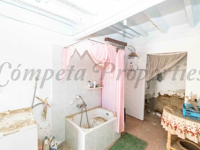 Image No.18-18 Bed Townhouse for sale