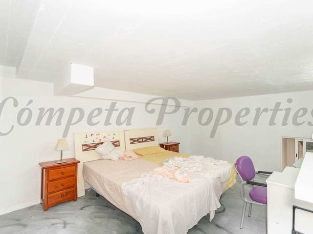 Image No.12-4 Bed Townhouse for sale