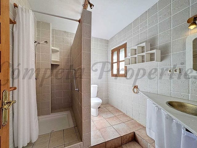 Image No.20-8 Bed Property for sale